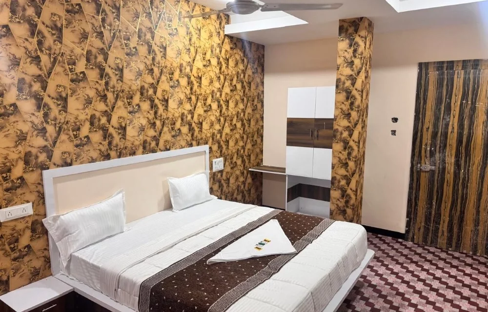Delux Room at Shree Ji Hotel & Resort